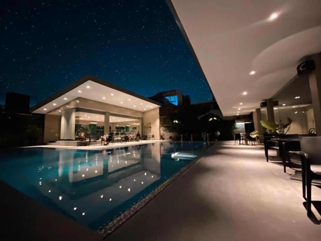 Avenue Suites Баколод Экстерьер фото