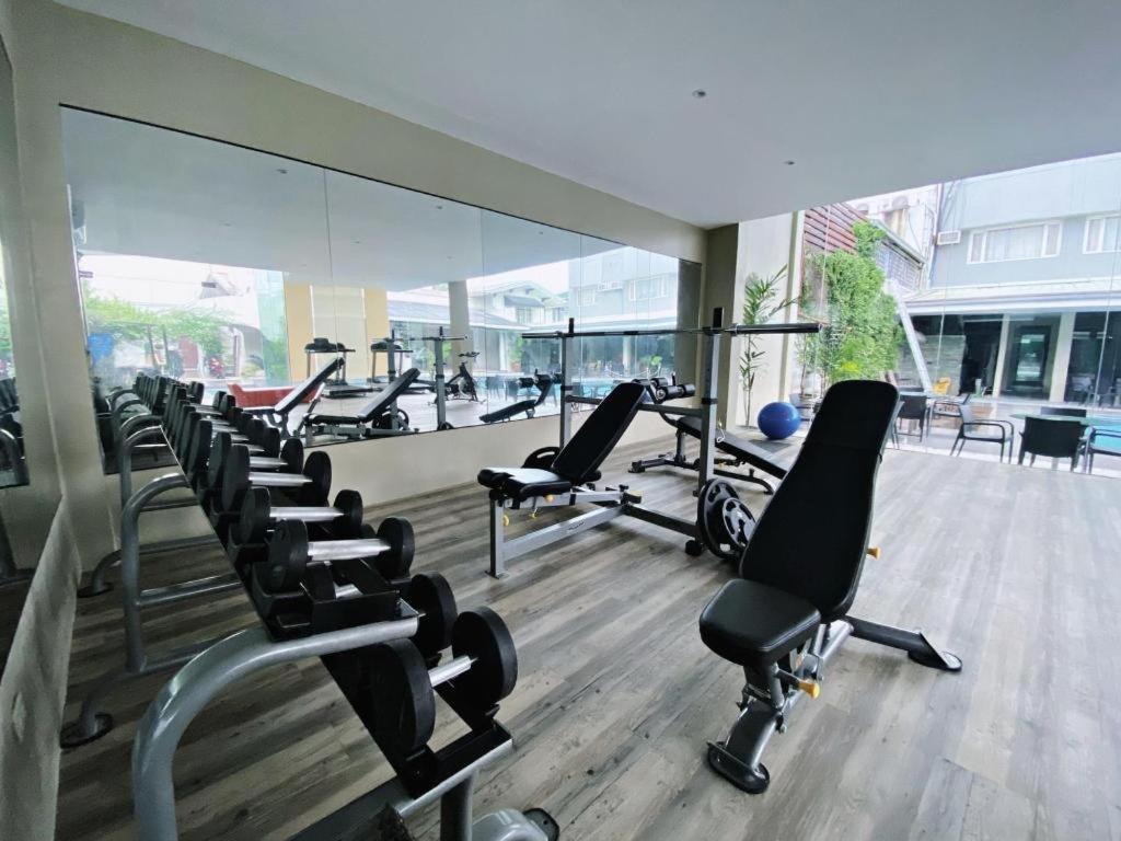 Avenue Suites Баколод Экстерьер фото
