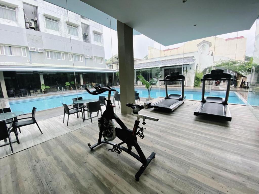 Avenue Suites Баколод Экстерьер фото