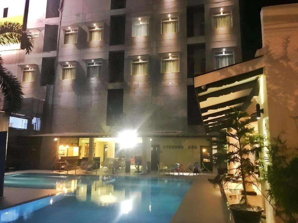 Avenue Suites Баколод Экстерьер фото