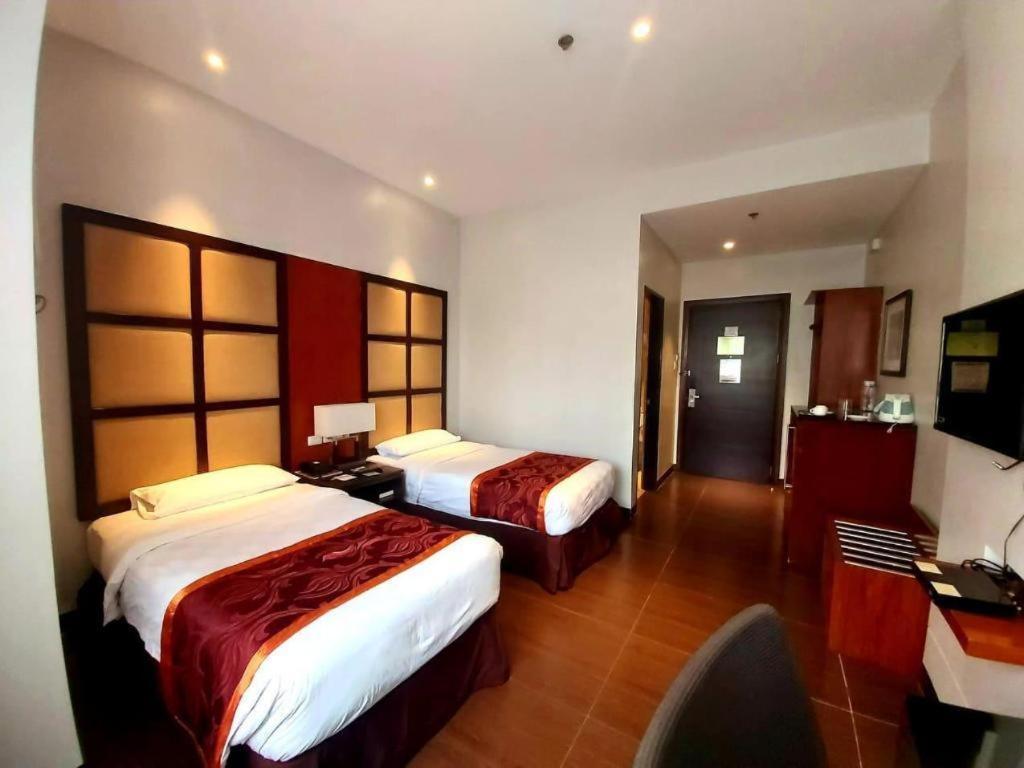 Avenue Suites Баколод Экстерьер фото