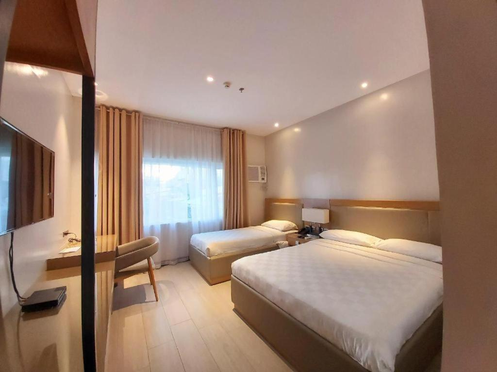 Avenue Suites Баколод Экстерьер фото
