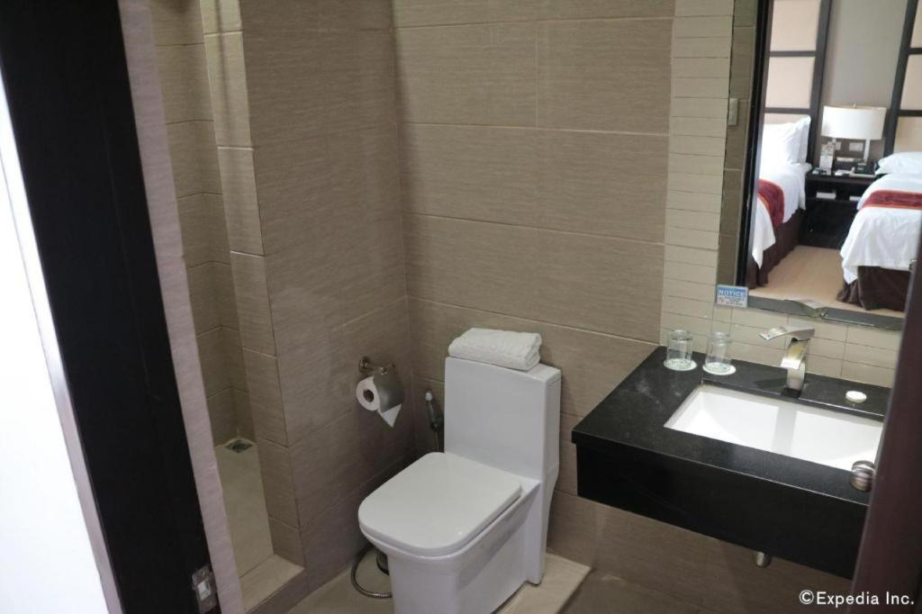 Avenue Suites Баколод Экстерьер фото