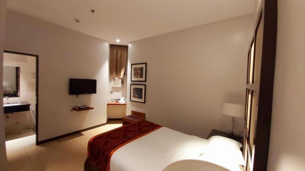 Avenue Suites Баколод Экстерьер фото