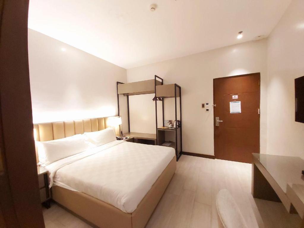 Avenue Suites Баколод Экстерьер фото