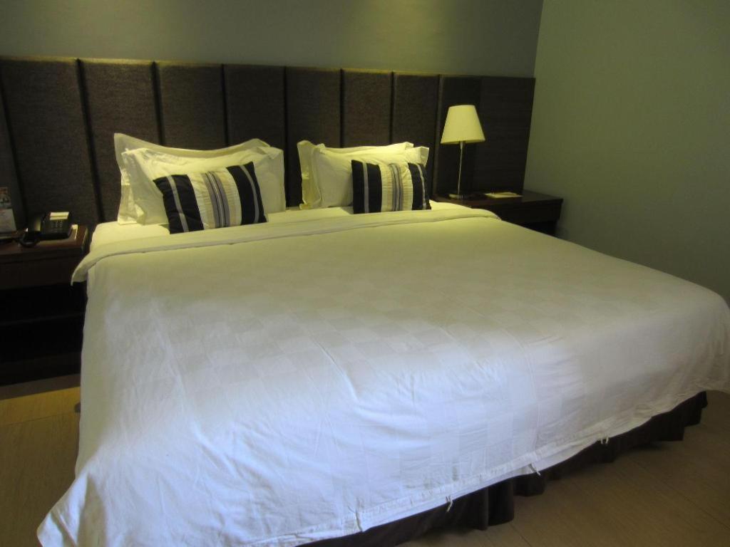 Avenue Suites Баколод Экстерьер фото