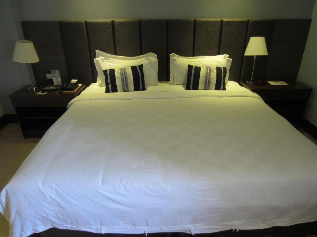 Avenue Suites Баколод Экстерьер фото