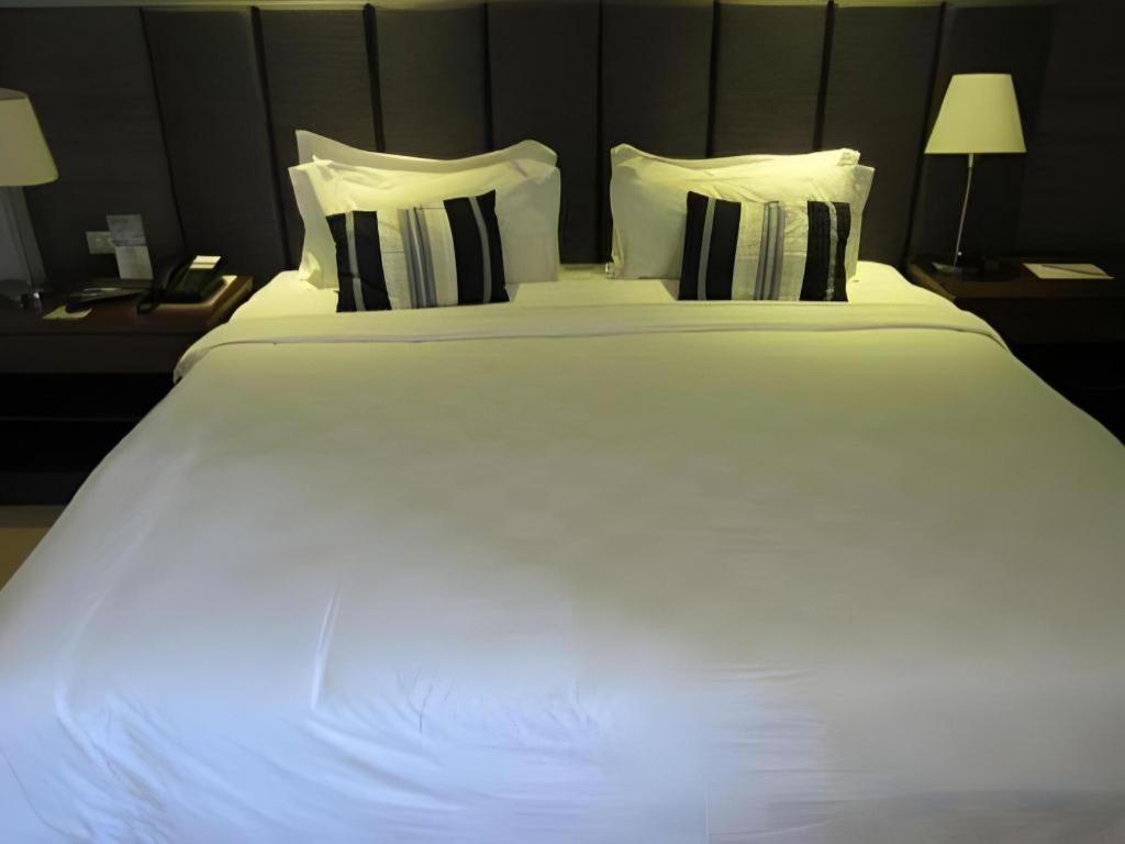 Avenue Suites Баколод Экстерьер фото