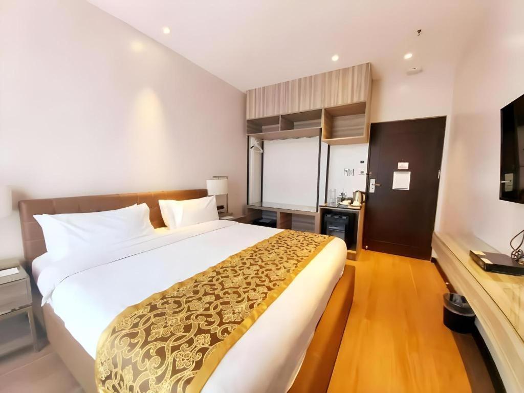 Avenue Suites Баколод Экстерьер фото