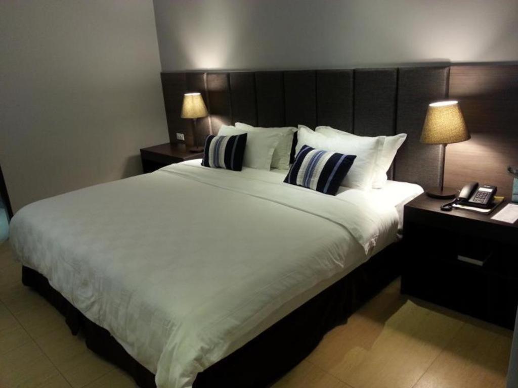 Avenue Suites Баколод Экстерьер фото