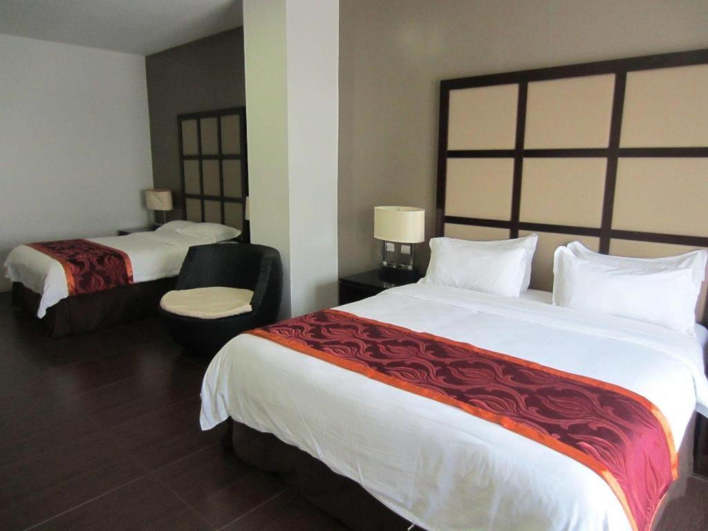 Avenue Suites Баколод Экстерьер фото
