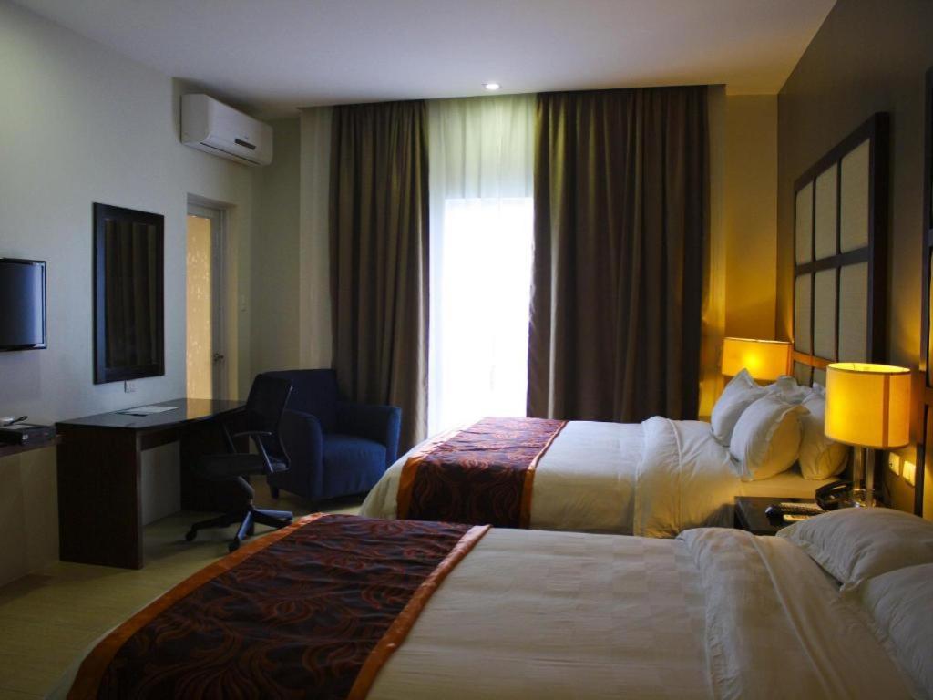 Avenue Suites Баколод Экстерьер фото